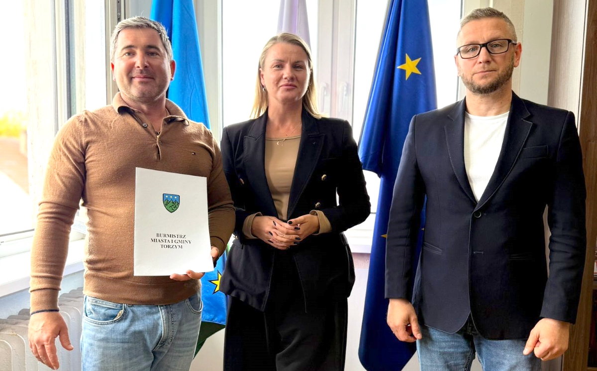 Podpisanie w&nbsp;Urzędzie Gminy umowy z&nbsp;wykonawcą ścieżki nad jeziorem Ilno