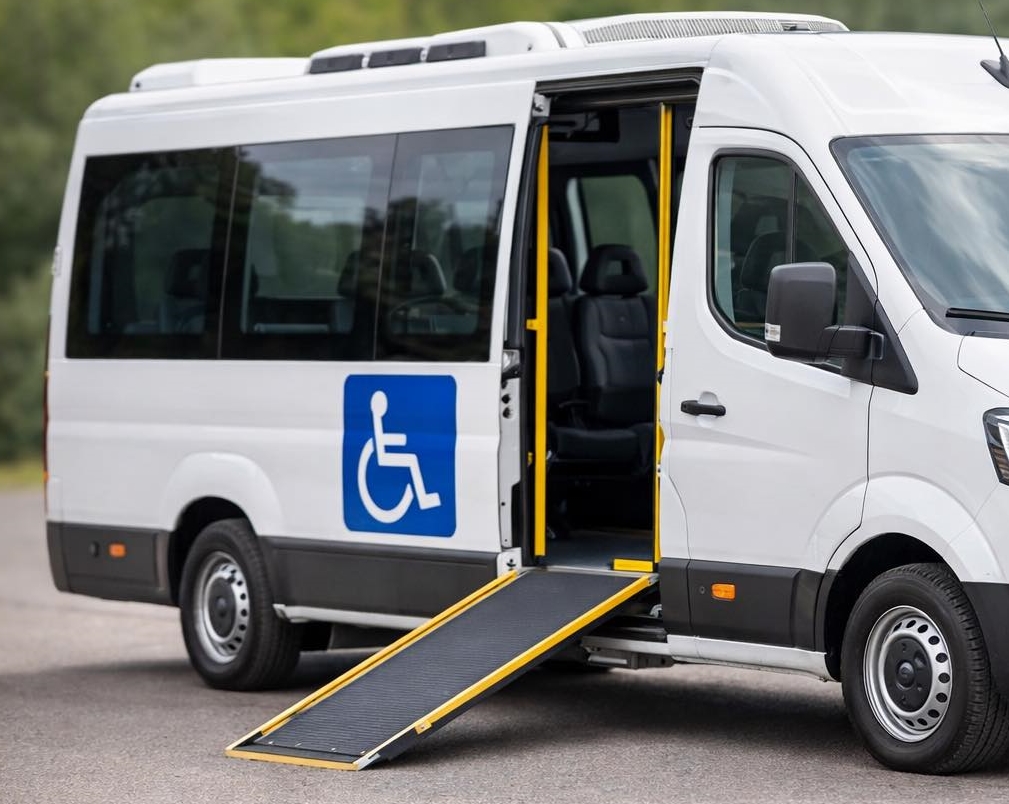 Ilustracja - samochod przystosowany do przewozu os&oacute;b z&nbsp;niepełnosprawnością