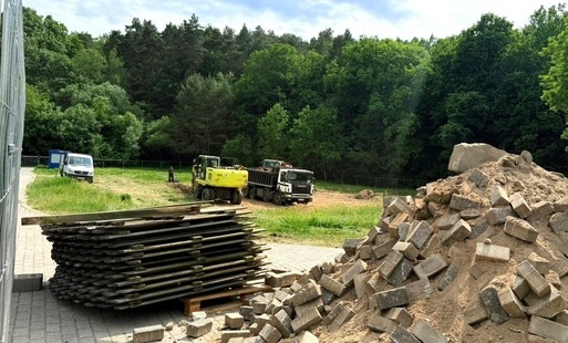 Pierwsze maszyny na placu budowy nowej hali sportowej w Torzymiu